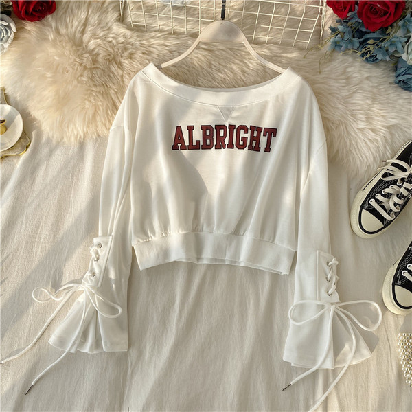 Μοντέρνα γυναικεία μπλούζα με επιγραφή και λαιμόκοψη σε τρία χρώματα