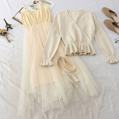 Σύγχρονο σετ γυναικο  που περιλαμβάνει  μακρύ φόρεμα και πολύχρωμο πουλόβερ