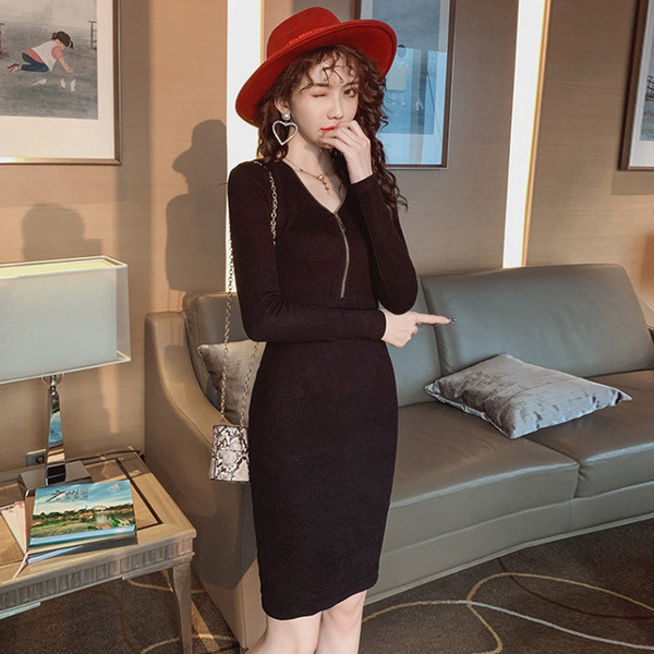 Rochie modernă de damă cu fermoar și decolteu spitz în negru