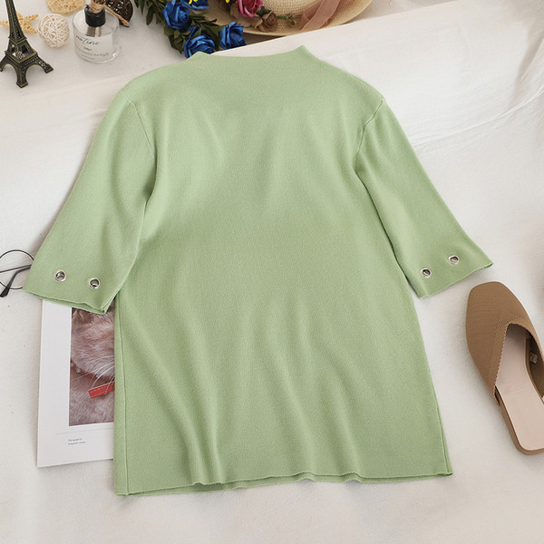 Μοντέρνα γυναικεία μπλούζα με κοντό μανίκι και μεταλλικά στοιχεία σε διάφορα χρώματα