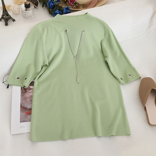 Μοντέρνα γυναικεία μπλούζα με κοντό μανίκι και μεταλλικά στοιχεία σε διάφορα χρώματα