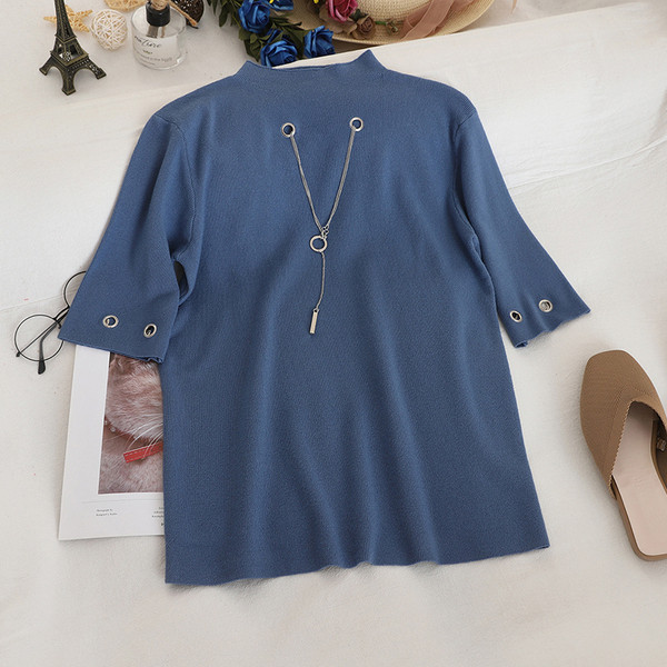 Μοντέρνα γυναικεία μπλούζα με κοντό μανίκι και μεταλλικά στοιχεία σε διάφορα χρώματα