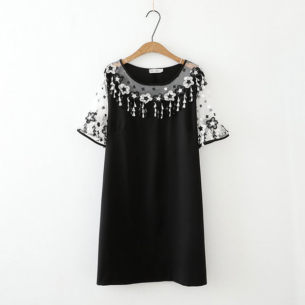 Κομψό γυναικείο κοντό φόρεμα με  λαιμόκοψη και κρόσσια σε μαύρο χρώμα