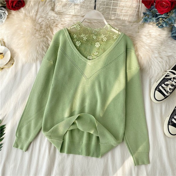 Μοντέρνο γυναικείο πουλόβερ με κεντήματα σε διάφορα χρώματα