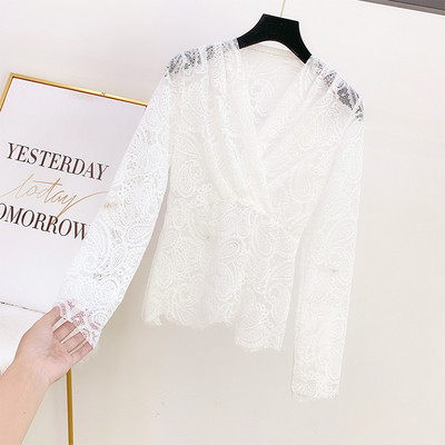 Γυναικείο δαντελένιο πουκάμισο με λαιμόκοψη σε τρία χρώματα