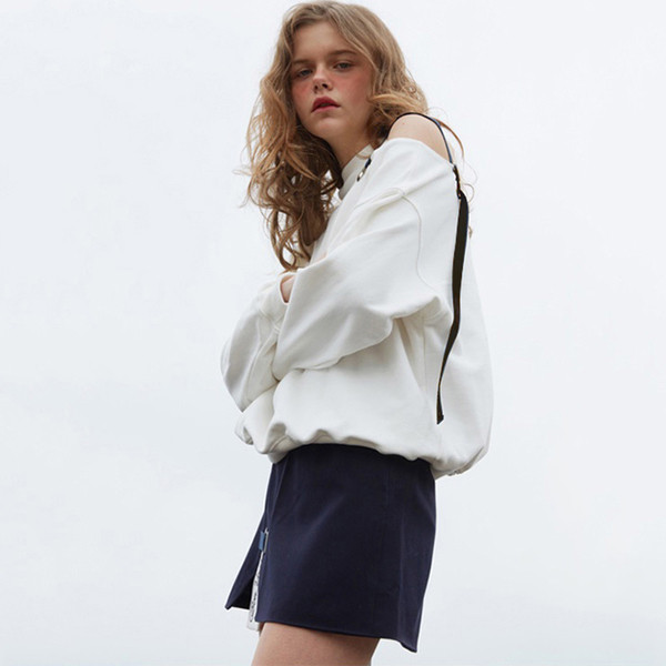 Bluză casual de damă cu umerii goi și cravate în alb