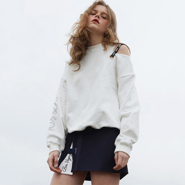 Bluză casual de damă cu umerii goi și cravate în alb