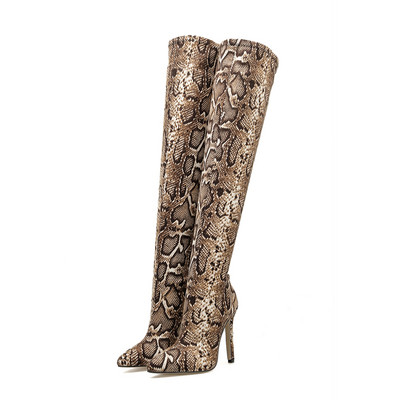 Κομψές γυναικείες μπότες με ζωικό πριντ και λεπτό τακούνι