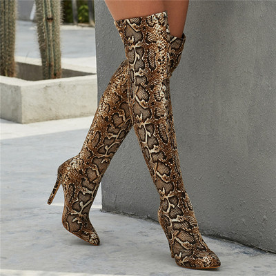 Κομψές γυναικείες μπότες με ζωικό πριντ και λεπτό τακούνι