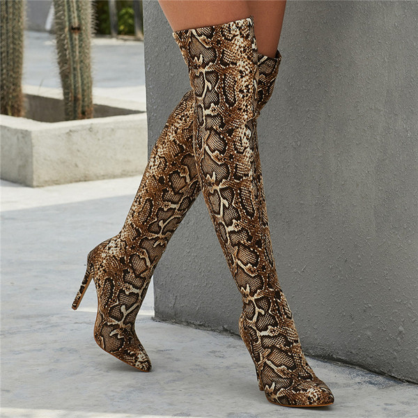 Κομψές γυναικείες μπότες με ζωικό πριντ και λεπτό τακούνι