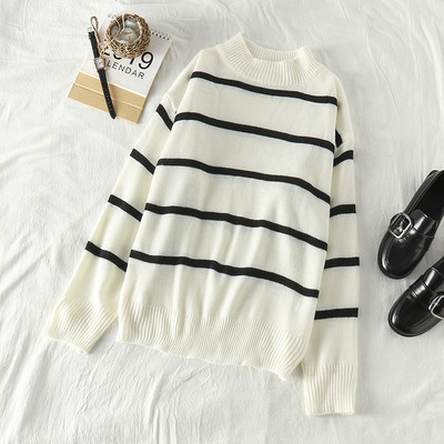 Pulover de damă cu dungi în alb și negru