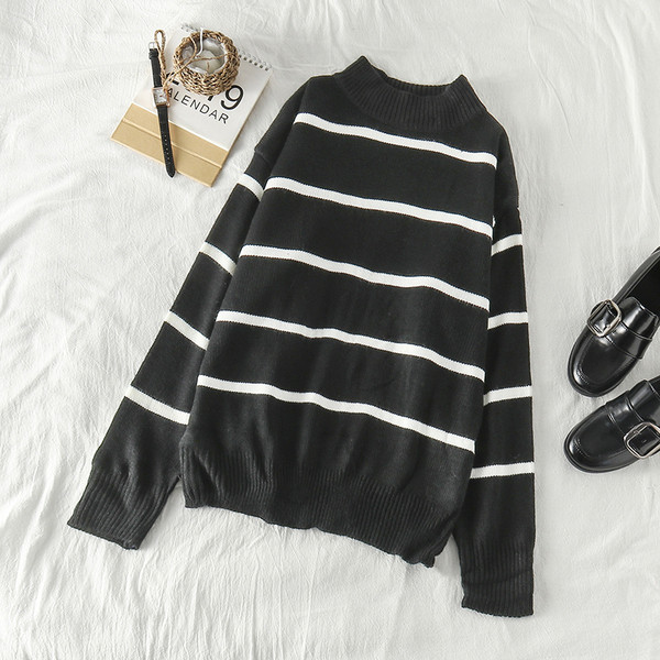Pulover de damă cu dungi în alb și negru