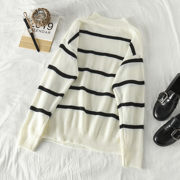 Pulover de damă cu dungi în alb și negru