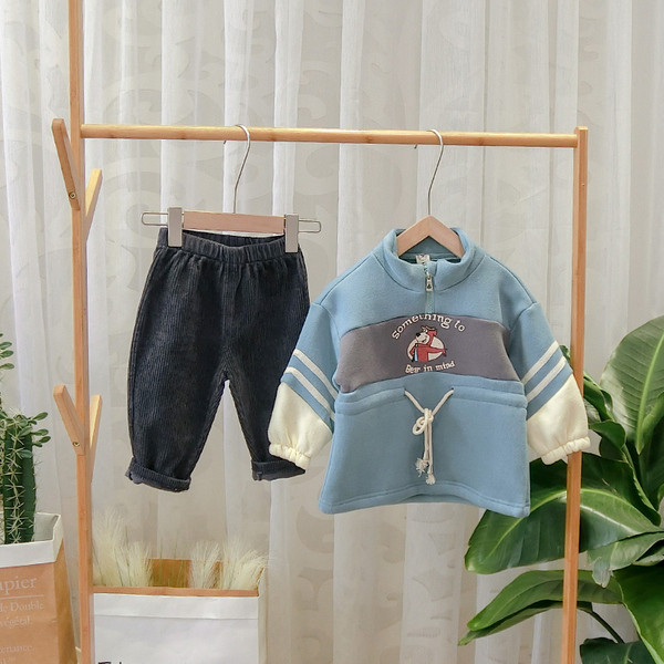 Modern gyerekblúz pólógallérral és cipzárral fiúknak kék és sárga színben