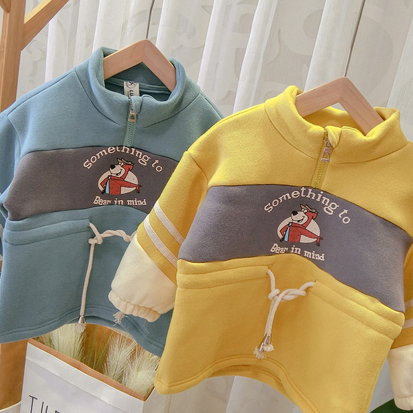 Modern gyerekblúz pólógallérral és cipzárral fiúknak kék és sárga színben