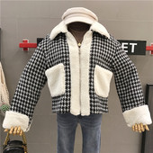 Καρό γυναικείο παλτό με τσέπες σε μαύρο και άσπρο χρώμα