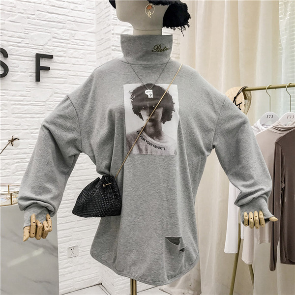 Καθημερινή γυναικεία μπλούζα με τυπωμένα και σκισμένα μοτίβα σε διάφορα χρώματα