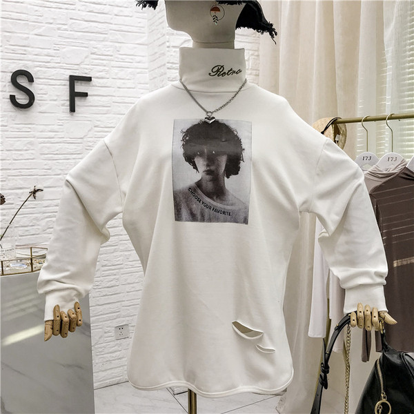 Καθημερινή γυναικεία μπλούζα με τυπωμένα και σκισμένα μοτίβα σε διάφορα χρώματα