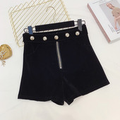Μοντέρνα γυναικεία βελούδινα σορτς με μεταλλικό στοιχείο