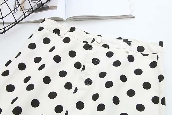 Fusta scurta de dama casual cu talie inalta de puncte in alb si negru