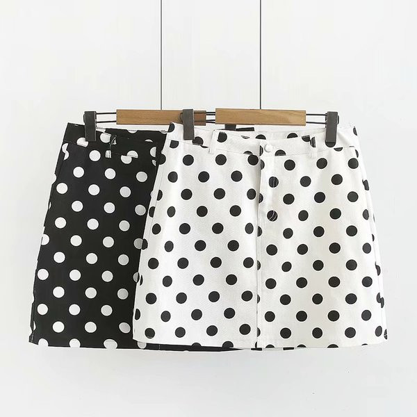 Fusta scurta de dama casual cu talie inalta de puncte in alb si negru