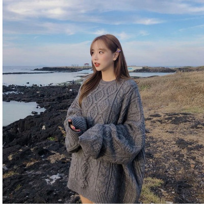 Ευρύ μοντέλο γυναικείο πουλόβερ με στρογγυλό λαιμόκοψη σε μπεζ και γκρι χρώμα