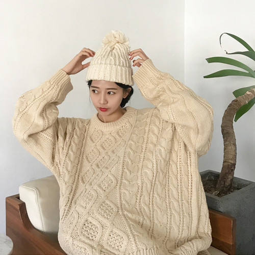 Ευρύ μοντέλο γυναικείο πουλόβερ με στρογγυλό λαιμόκοψη σε μπεζ και γκρι χρώμα