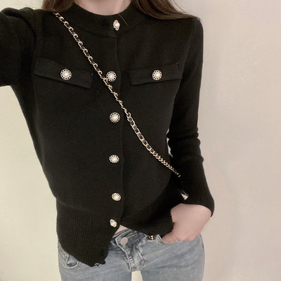 Σύντομη γυναικεία ζακέτα με κουμπιά σε λευκό και μαύρο χρώμα