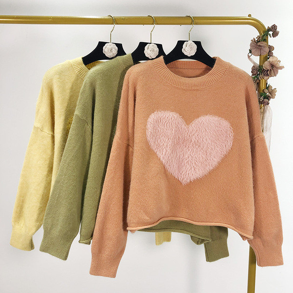 Σύντομο γυναικείο πουλόβερ με καρδιά τύπωμα σε τρία χρώματα