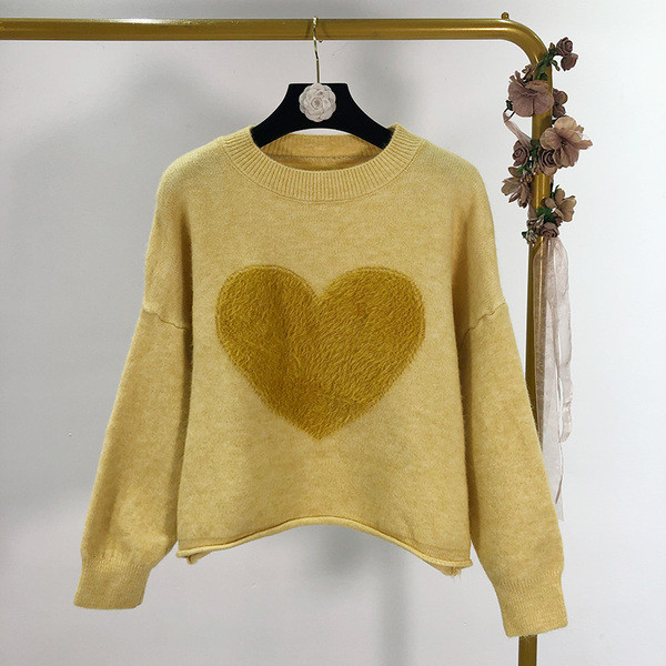 Σύντομο γυναικείο πουλόβερ με καρδιά τύπωμα σε τρία χρώματα
