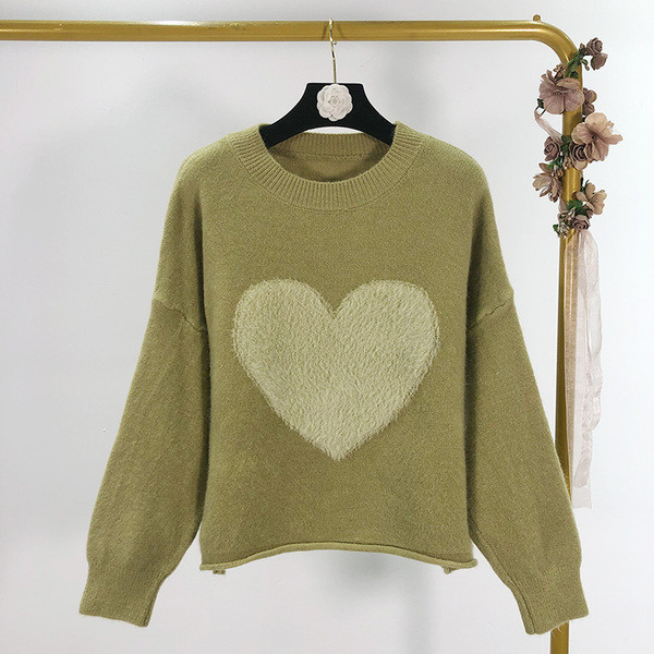 Σύντομο γυναικείο πουλόβερ με καρδιά τύπωμα σε τρία χρώματα