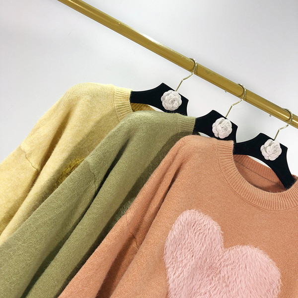 Σύντομο γυναικείο πουλόβερ με καρδιά τύπωμα σε τρία χρώματα