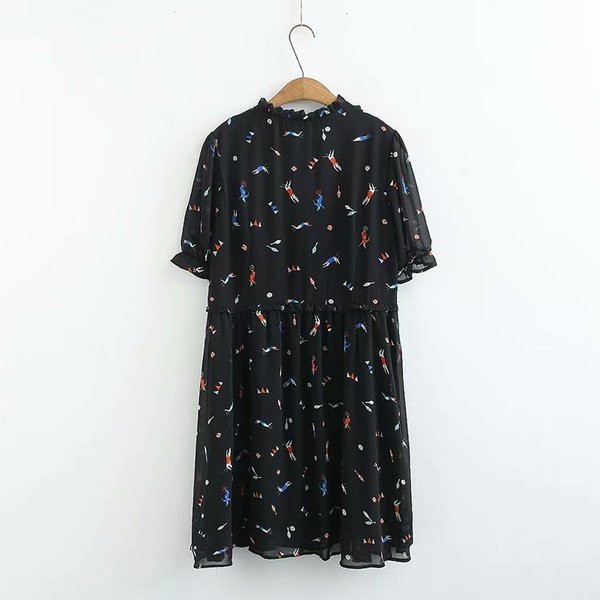 Μοντέρνο μαύρο γυναικείο φόρεμα με κοντά μανίκια