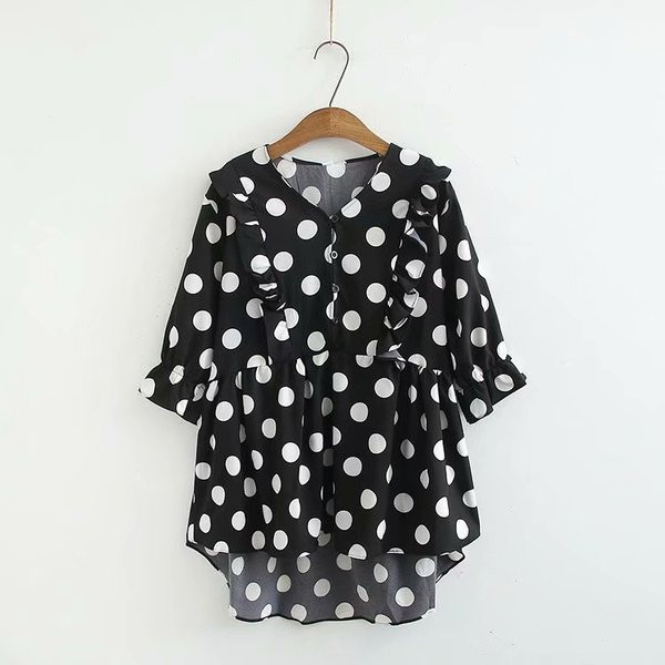 Μοντέρνο γυναικείο πουκάμισο πουά με κοντό μανίκι και βαθύ λαιμόκοψη σε ασπρό και μαύρο χρώμα