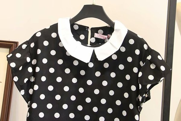 Rochie scurtă de damă modernă cu decolteu O în puncte negre