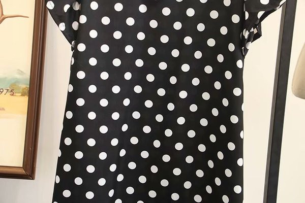 Rochie scurtă de damă modernă cu decolteu O în puncte negre