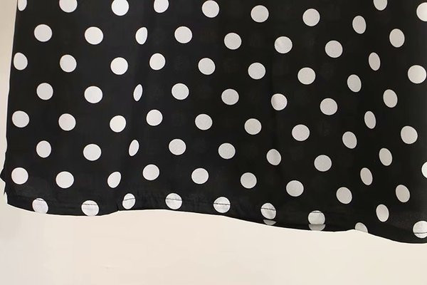 Rochie scurtă de damă modernă cu decolteu O în puncte negre