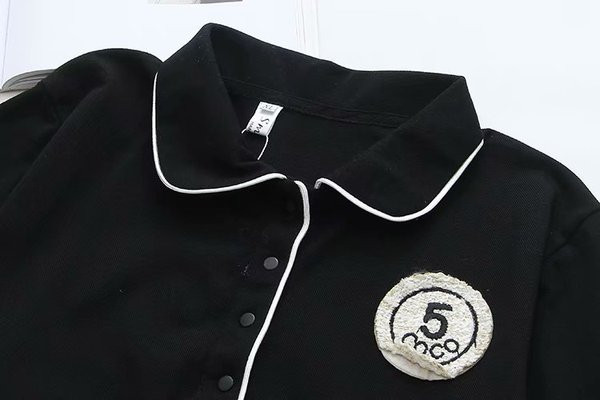 Alkalmi női rövid ruha klasszikus gallérral, fekete színben