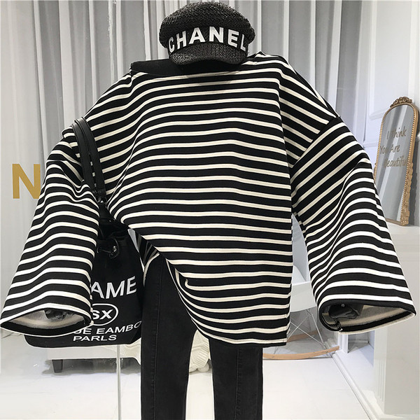 Γυναικεία ριγέ μπλουζάκι φαρδύ μοντέλο σε μαύρο και άσπρο χρώμα