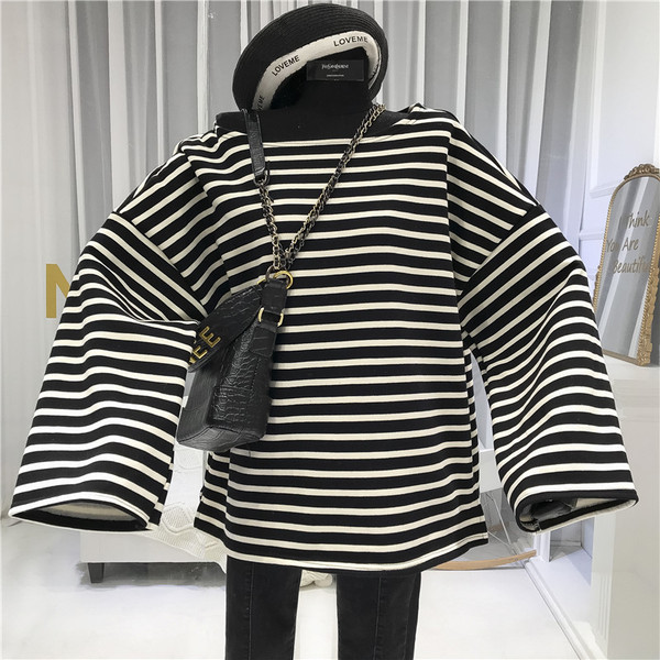 Γυναικεία ριγέ μπλουζάκι φαρδύ μοντέλο σε μαύρο και άσπρο χρώμα