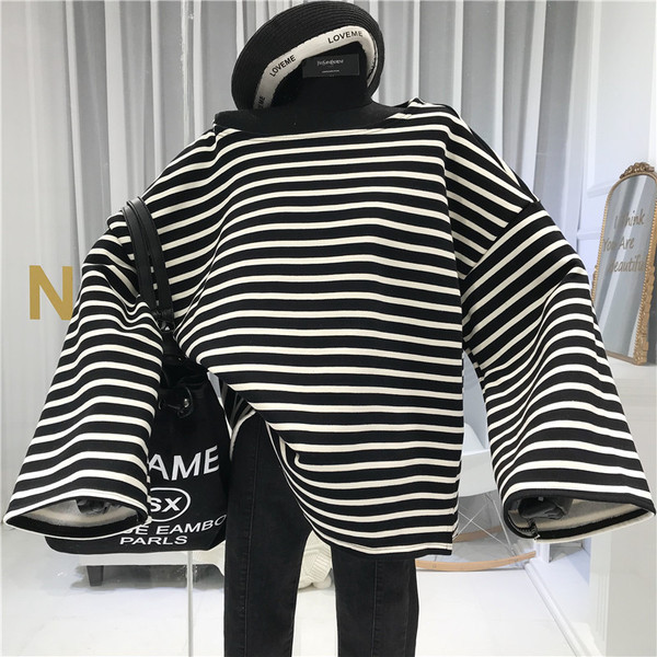 Γυναικεία ριγέ μπλουζάκι φαρδύ μοντέλο σε μαύρο και άσπρο χρώμα