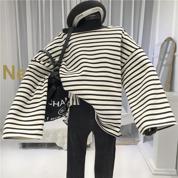 Γυναικεία ριγέ μπλουζάκι φαρδύ μοντέλο σε μαύρο και άσπρο χρώμα