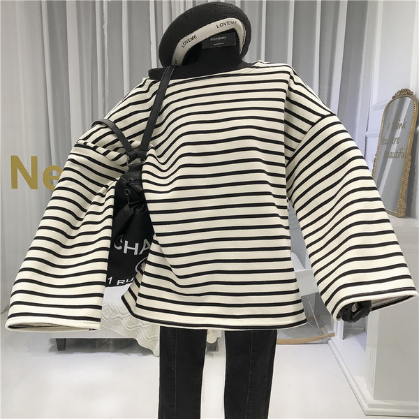 Γυναικεία ριγέ μπλουζάκι φαρδύ μοντέλο σε μαύρο και άσπρο χρώμα