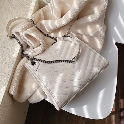 Μοντέρνα γυναικεία τσάντα με μακριά λαβή σε διάφορα χρώματα