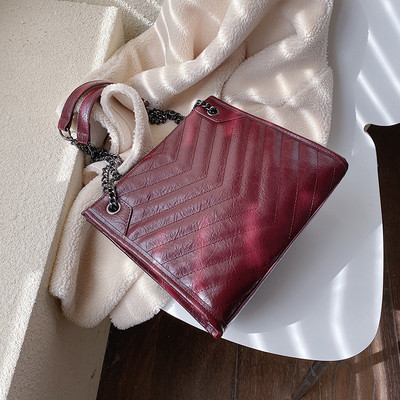 Μοντέρνα γυναικεία τσάντα με μακριά λαβή σε διάφορα χρώματα