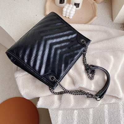 Μοντέρνα γυναικεία τσάντα με μακριά λαβή σε διάφορα χρώματα