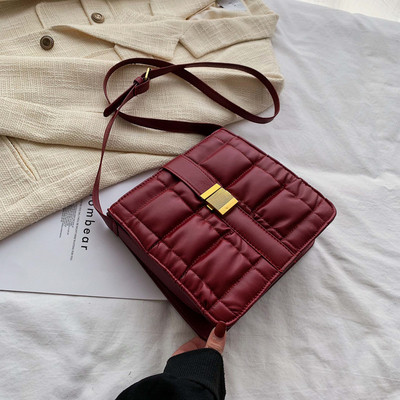 Μοντέρνα γυναικεία τσάντα με μακριά λαβή σε διάφορα χρώματα