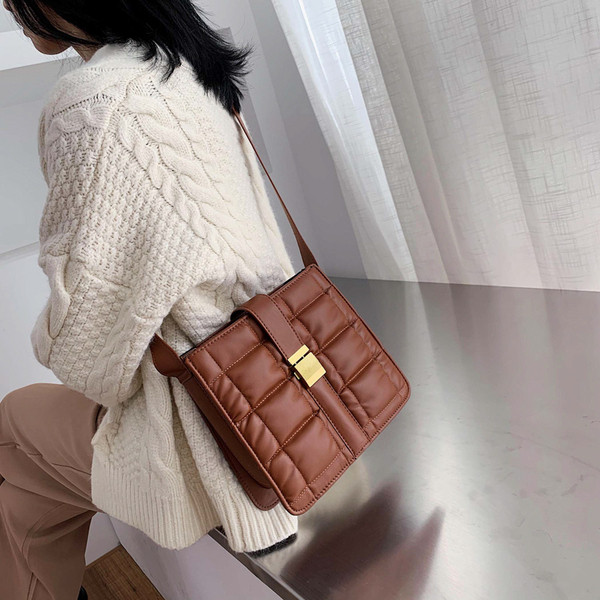 Μοντέρνα γυναικεία τσάντα με μακριά λαβή σε διάφορα χρώματα