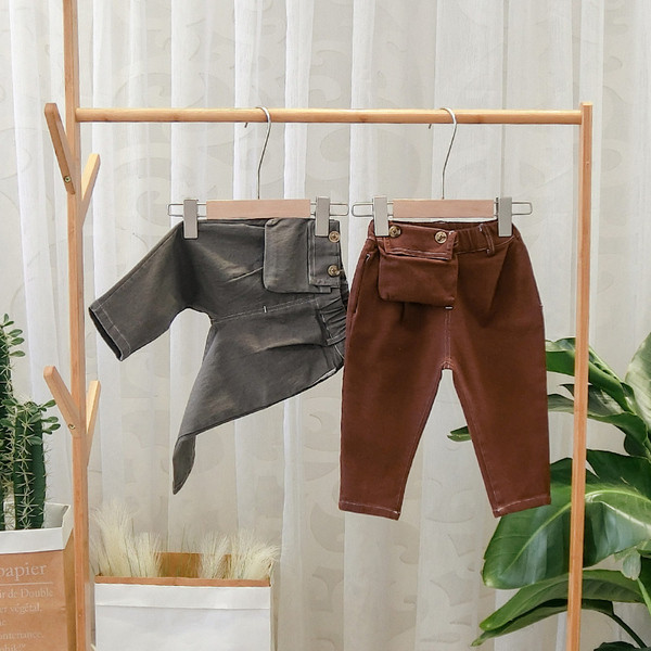 Pantaloni moderni pentru copii cu buzunar in maro si gri