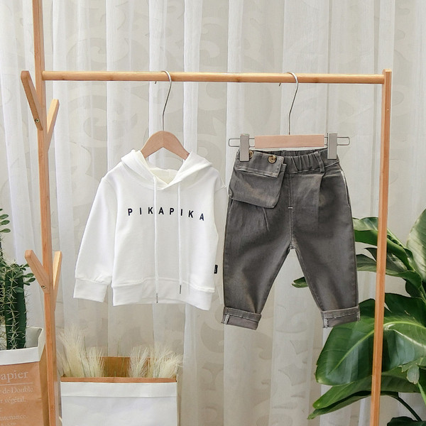 Pantaloni moderni pentru copii cu buzunar in maro si gri